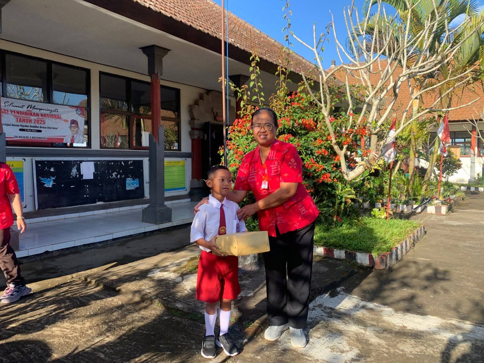 Gambar Made Kartini bersama Seorang Siswa